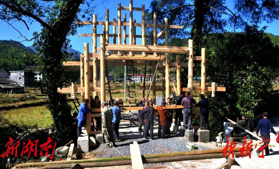 新宁:乡村振兴工作队鼎力支持深冲村民修建阿口石桥亭_邵阳头条网